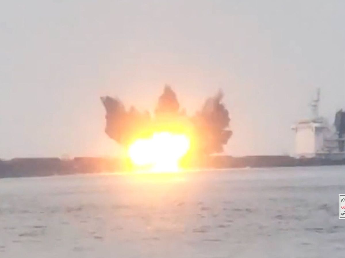 Foto: Momento de la explosión del buque en el Mar Rojo (Houthi Media Centre)