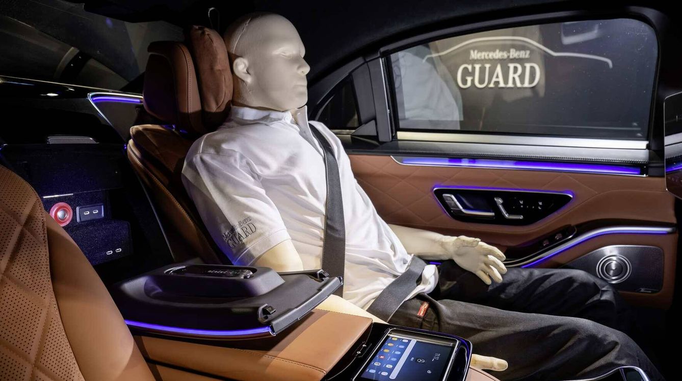 Se han empleado nuevo 'dummies' en las pruebas del Mercedes S Guard. 