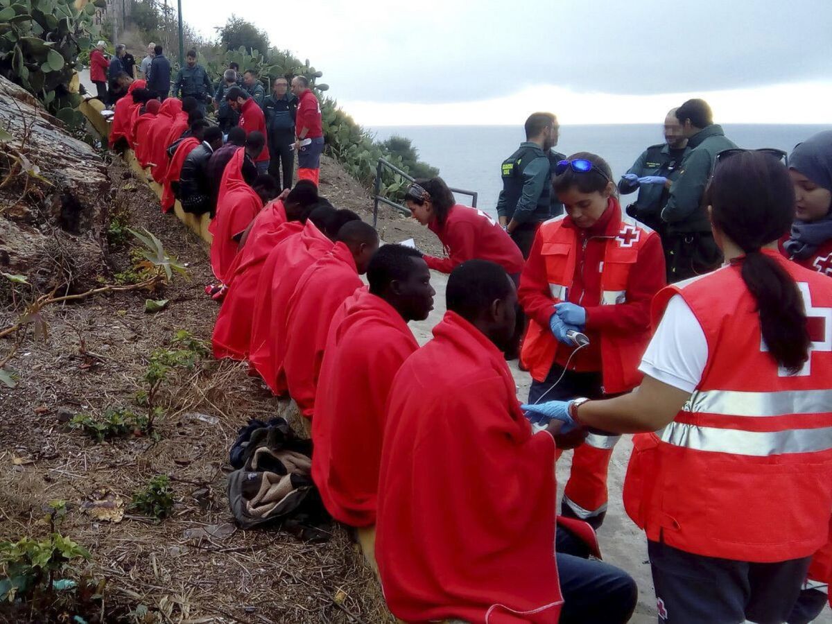 Foto: Inmigrantes subsaharianos son atendidos por la Cruz Roja. (EFE/Rafael Peña)