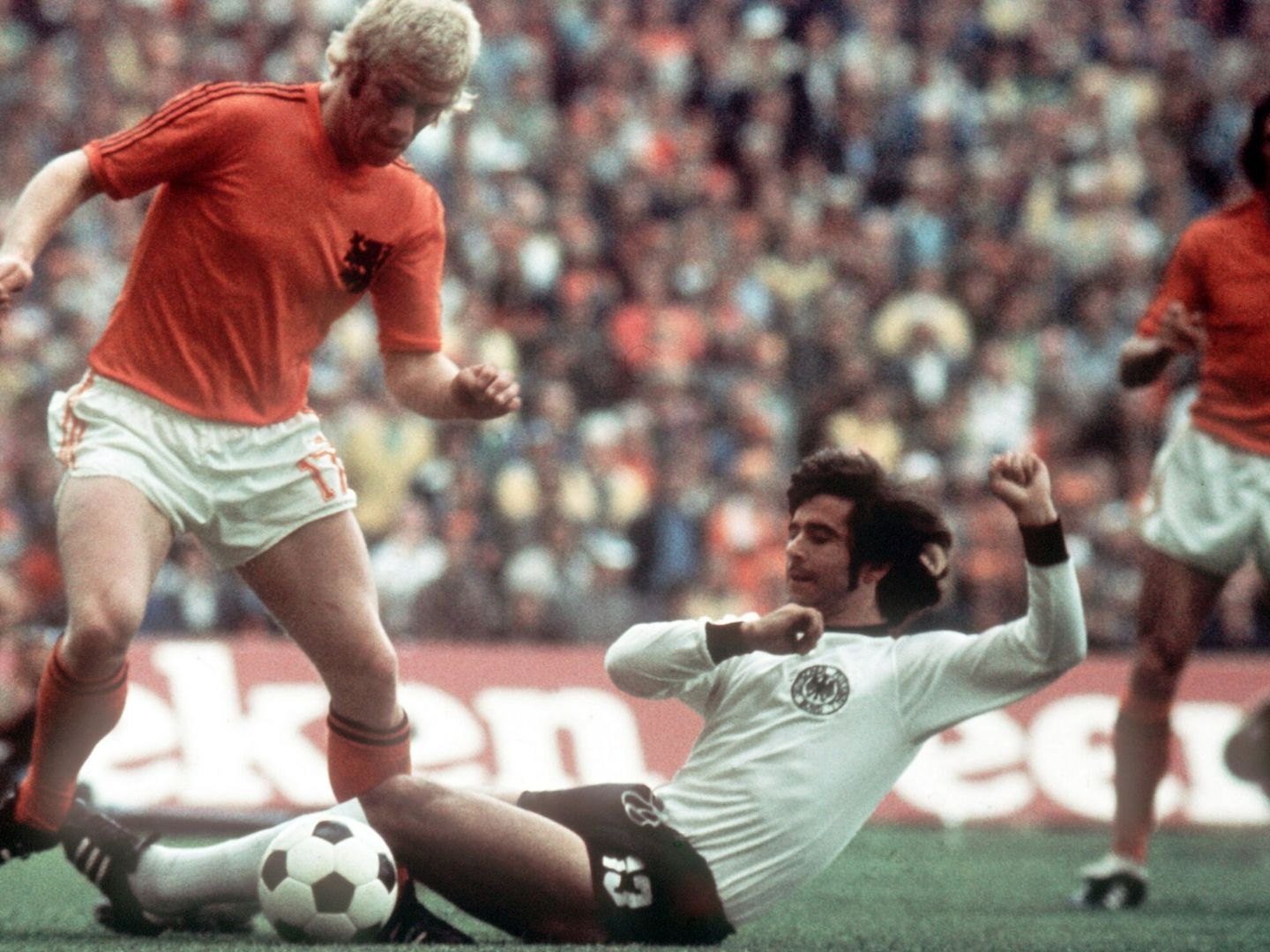 Müller y Wim Rijsbergen, durante la final de 1974. (EFE/EPA/Schoerrer)