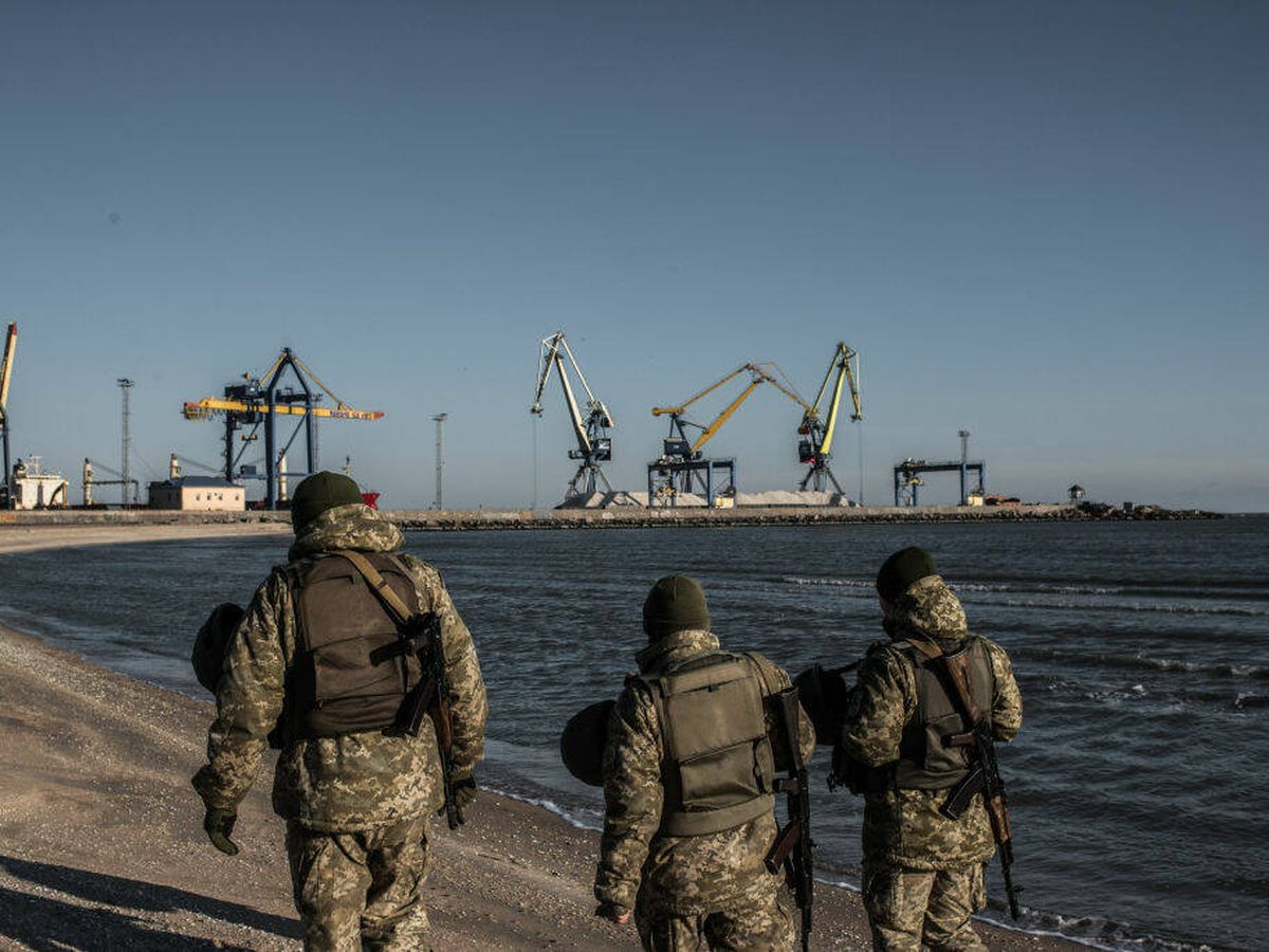 Foto: Militares ucranianos movilizados ante la amenaza rusa, en el puerto de Mariúpol. (Getty/Martyn Aim)