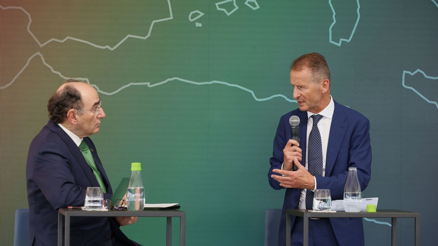 El presidente del Grupo Volkswagen, Herbert Diess, (d) junto al presidente de Iberdrola, Ignacio Galán (i). (EFE)