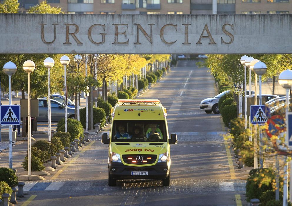 Foto: La ambulancia en las instalaciones del Hospital de Alcorcón (Efe)