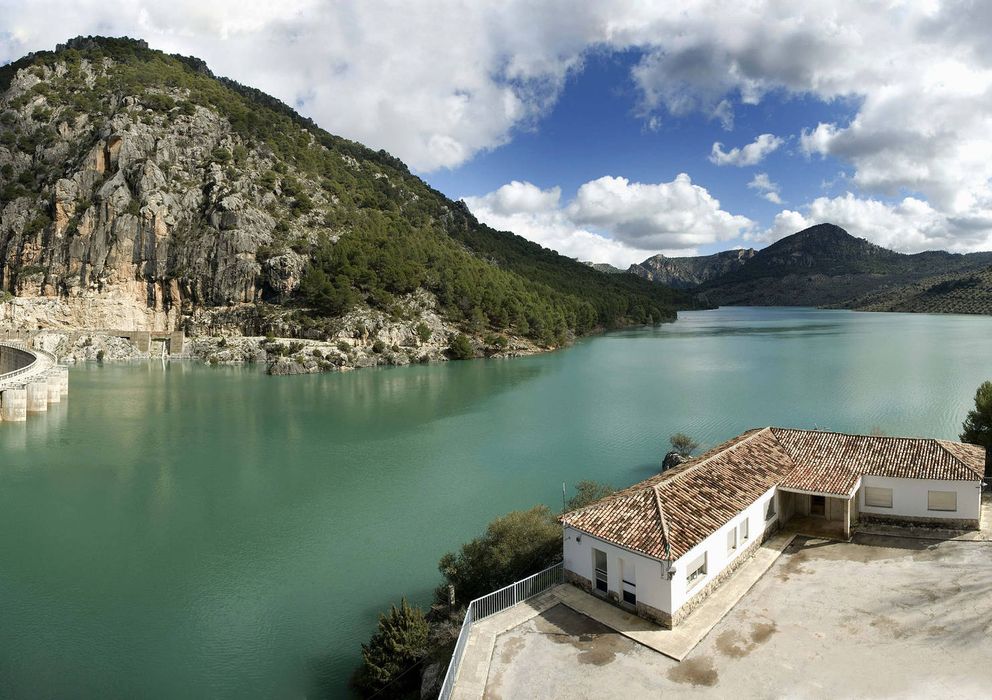 Foto: Panorámica del pantano del Quiebrajano, en la Cuenca del Guadalquivir (EFE)