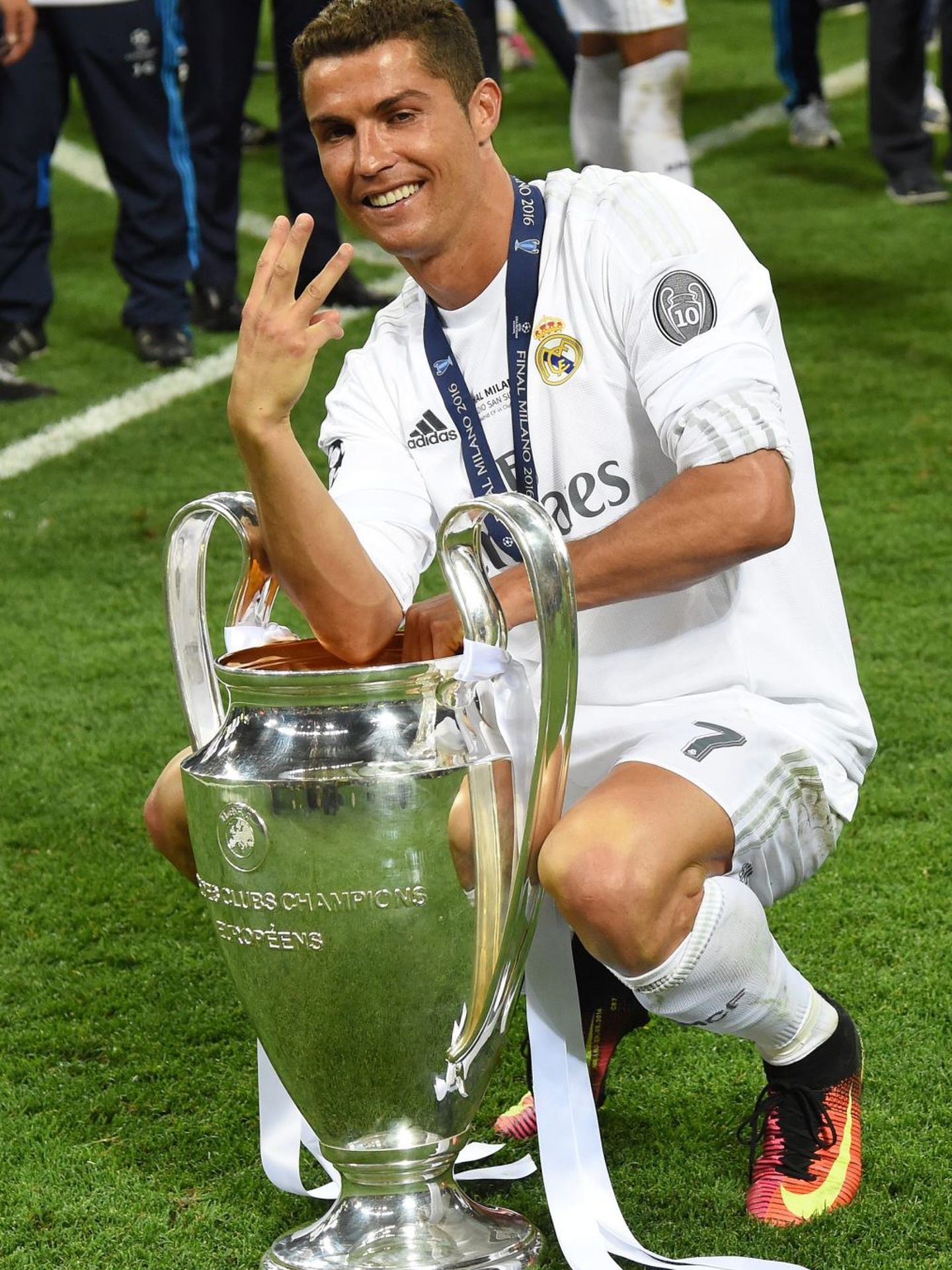 . Milan (Italy), 28 05 2016.- Real's Cristiano Ronaldo poses with the trophy after winning the UEFA Champions League Final between Real Madrid and Atletico Madrid at the Giuseppe Meazza stadium in Milan, Italy, 28 May 2016. (Liga de Campeones, Italia) EFE EPA DANIEL DAL ZENNARO