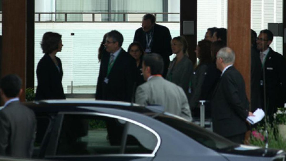 La Reina, Polanco, Cebrián y Solana, “pillados” en la reunión de los Bilderberg