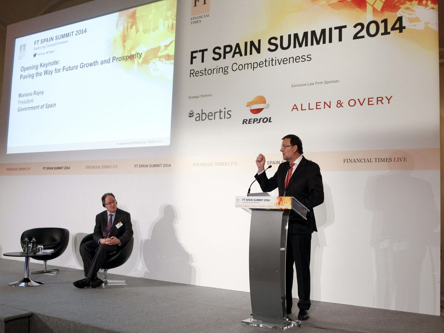 Gideon Rachman, en una conferencia con Mariano Rajoy en 2014. (EFE)