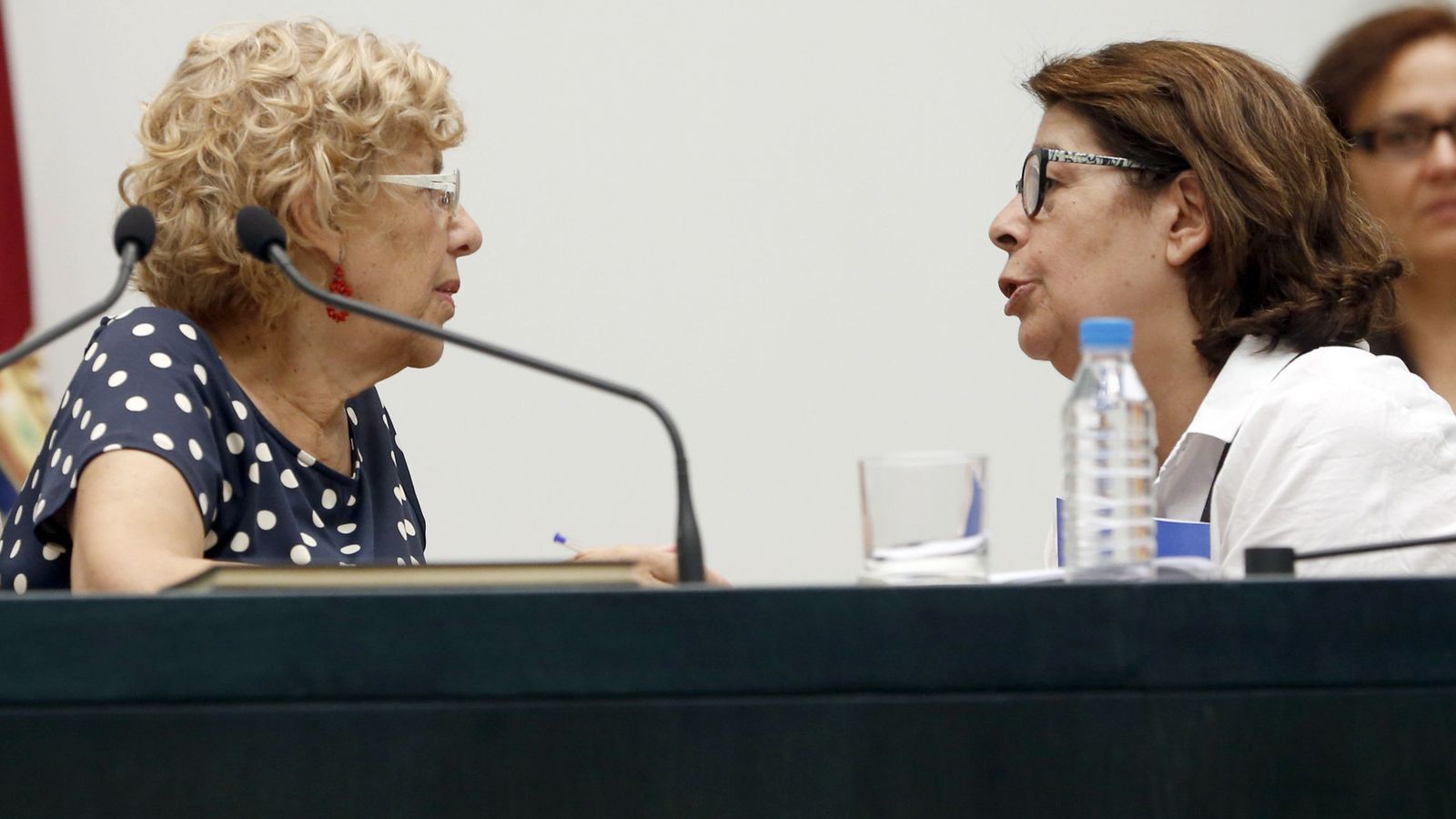 Foto: La alcaldesa de Madrid, Manuela Carmena (i), conversa con la concejala de Medio Ambiente, Inés Sabanés. (EFE)