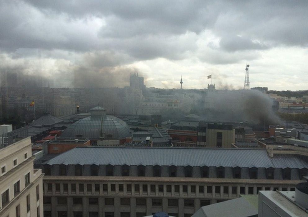 Foto: Incendio en el Banco de España (Foto: @juanmafdez)