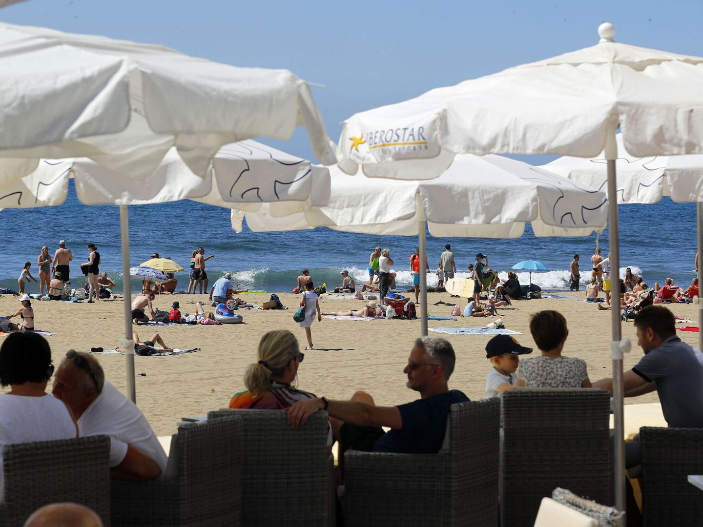 Numerosos turistas en la playa de Maspalomas (Gran Canaria). (EFE/Elvira Urquijo A.)