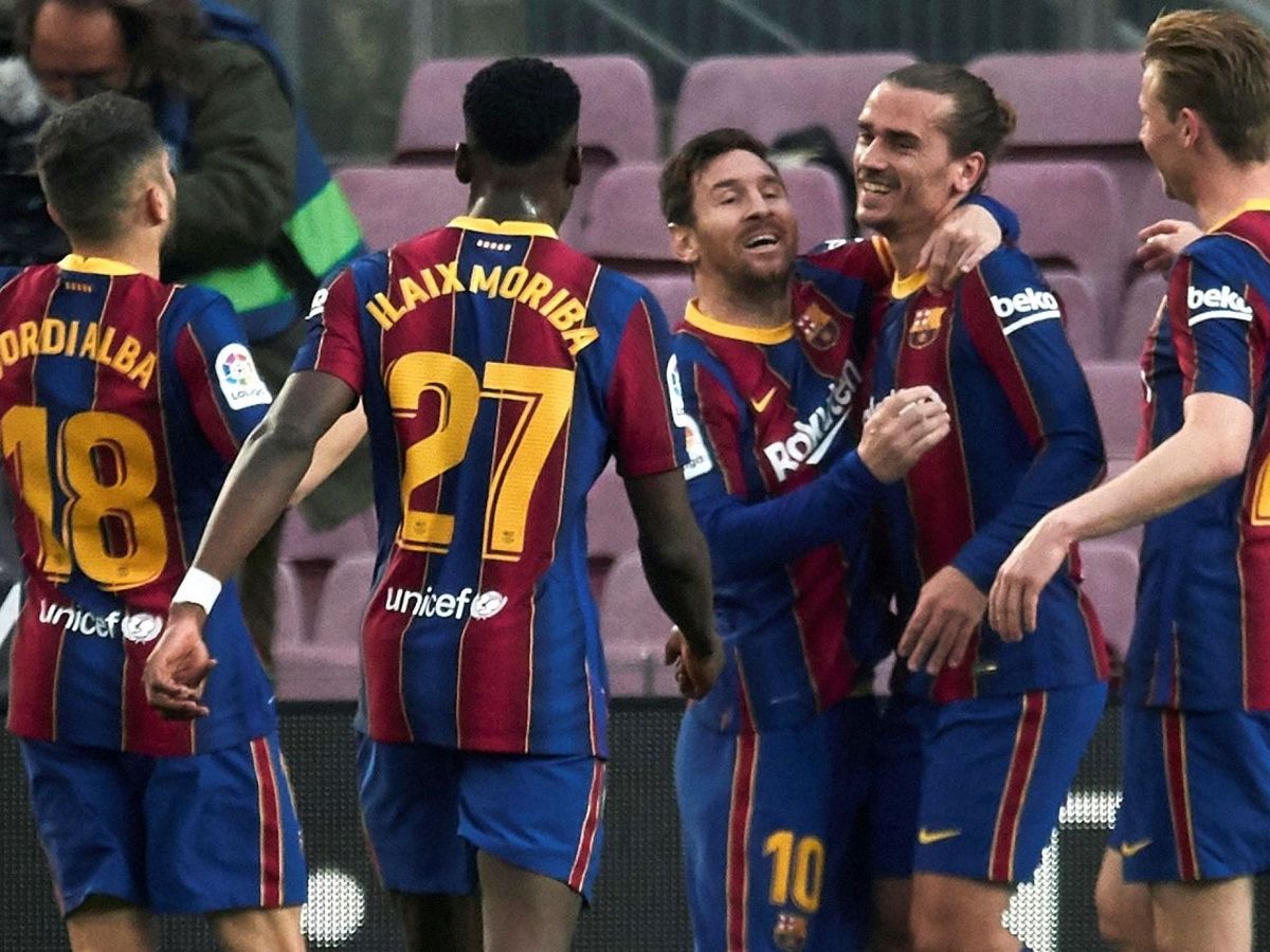 Foto: Los jugadores del Barcelona se abrazan para celebrar un gol. (EFE)