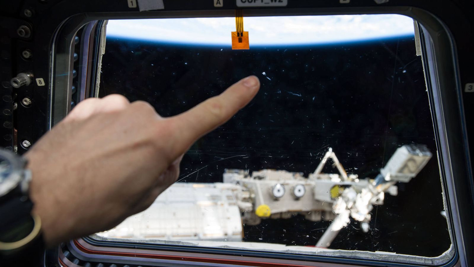 Cualquier partícula puede dañar a la ISS a una velocidad orbital. (NASA)