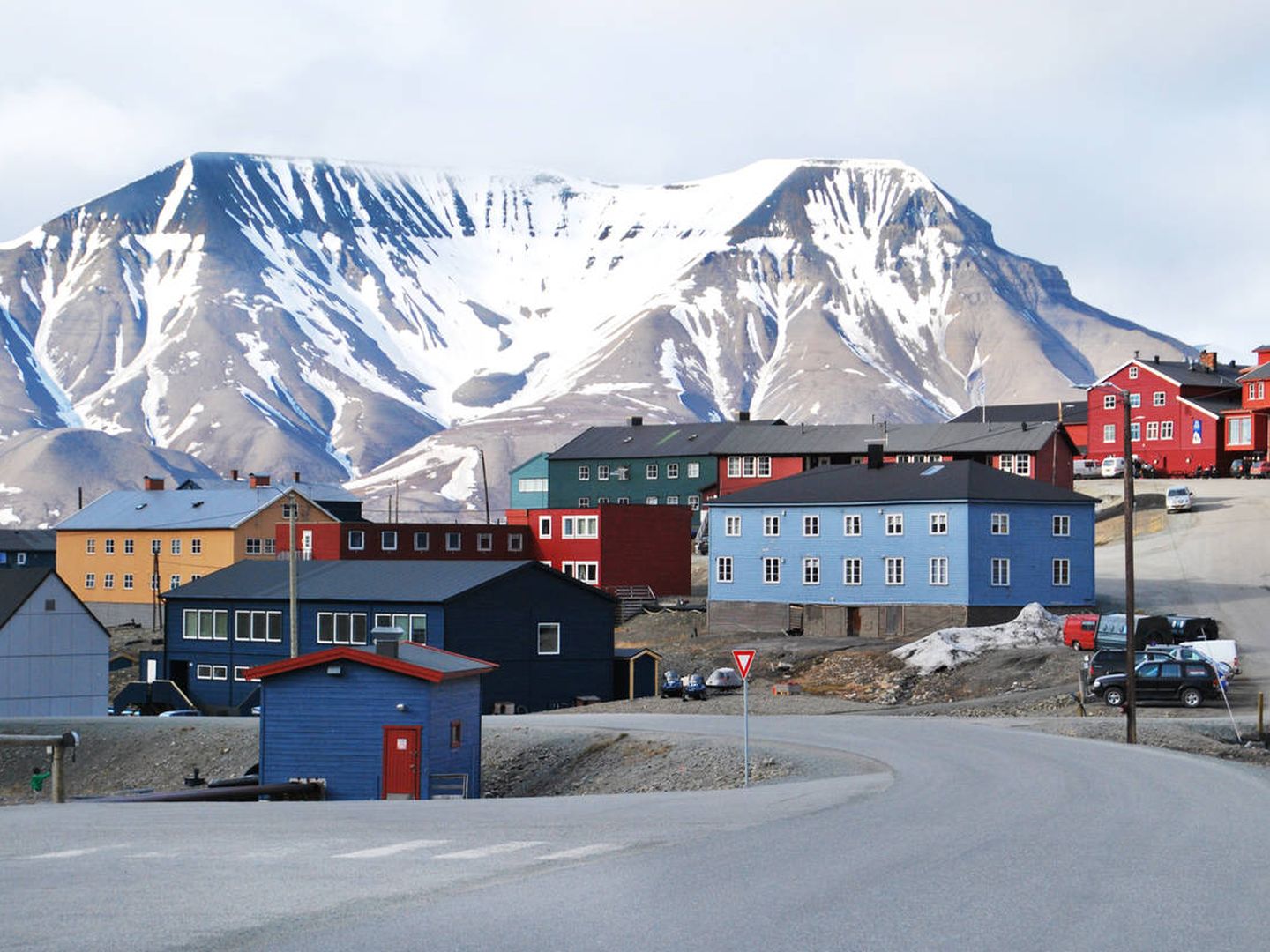 La entrada a la ciudad de Longyearbyen. (iStock)