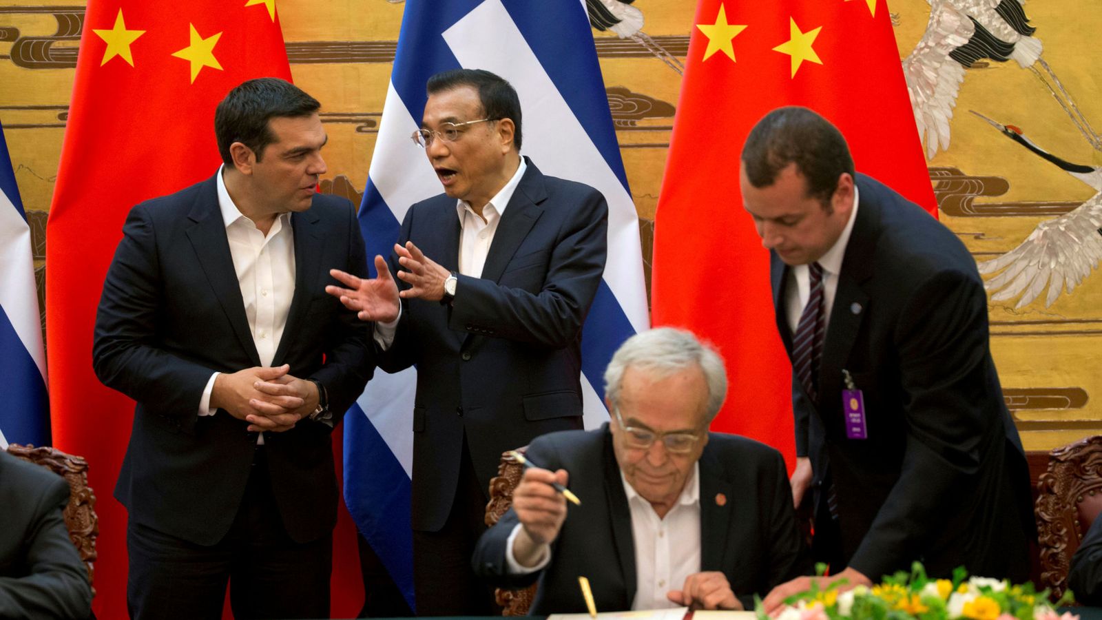 Foto: Tsipras conversa con Li Keqiang en su visita a Pekín de este verano. (EFE)