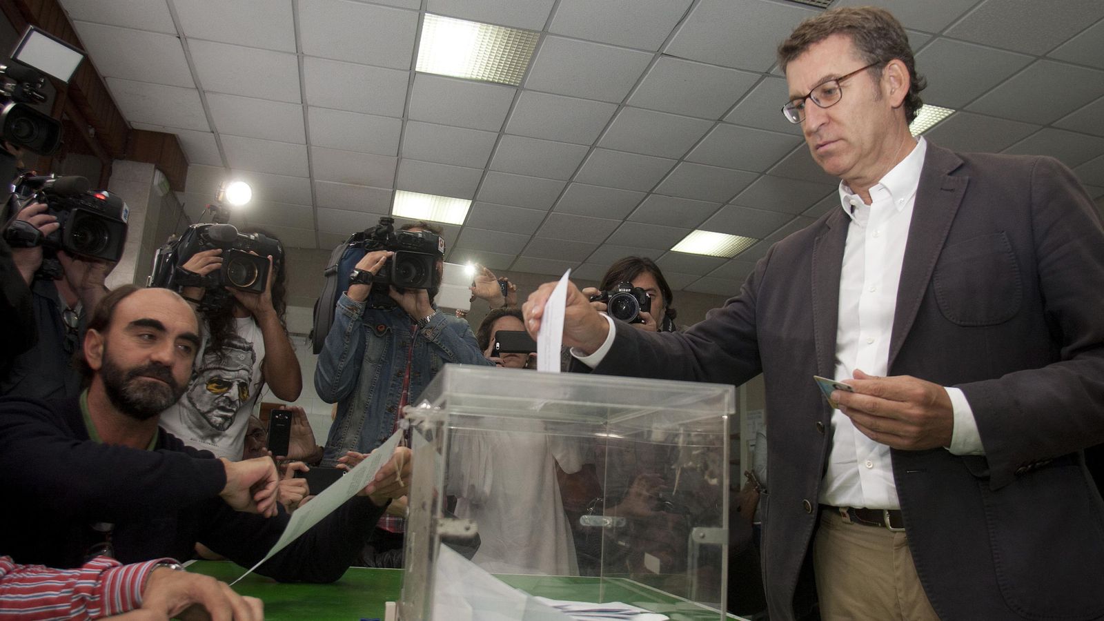 Foto: El candidato del PP a la Presidencia de la Xunta, Alberto Núñez Feijóo, depositando su voto en la urna (EFE)