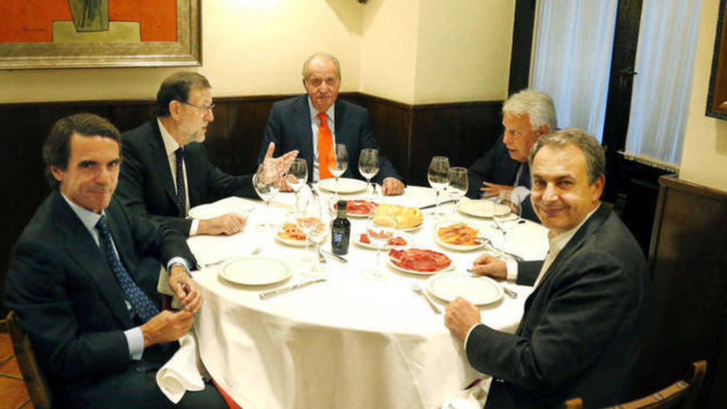 Aznar, Rajoy, don Juan Carlos, Felipe González y Zapatero, en Casa Lucio. (EFE)
