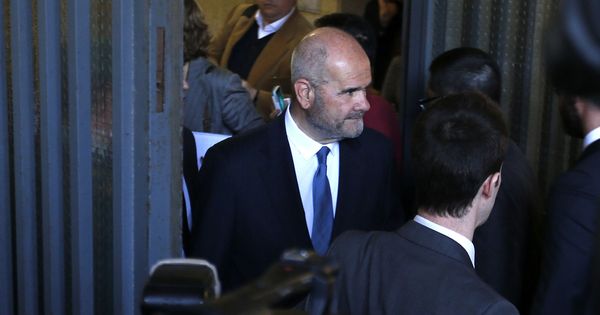 Foto: El expresidente andaluz Manuel Chaves a la salida de los juzgados de Sevilla donde ha comparecido como investigado en la pieza de los ERE. (EFE)