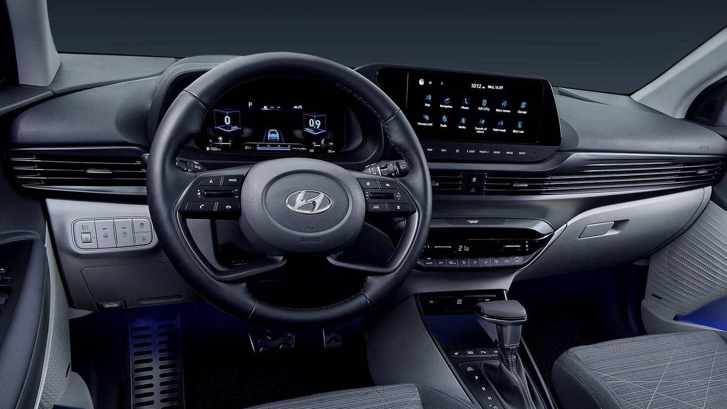 Su interior es muy completo y casi idéntico al del Hyundai i20. 
