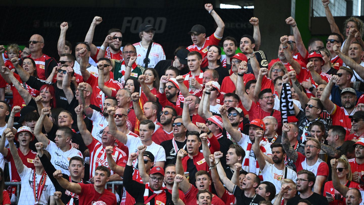Aficionados del Union Berlin animando a su equipo. (Reuters/Annegret Hilse)