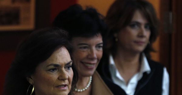 Foto: Carmen Calvo, con la portavoz del Gobierno, Isabel Celaá, y la ministra de Justicia, Dolores Delgado, este 2 de noviembre. (EFE)