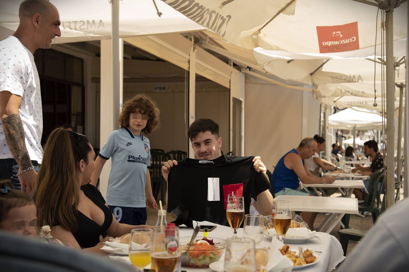 Familia tomando pescaíto en el restaurante Morata de Pedregalejo. (Toñi Guerrero)