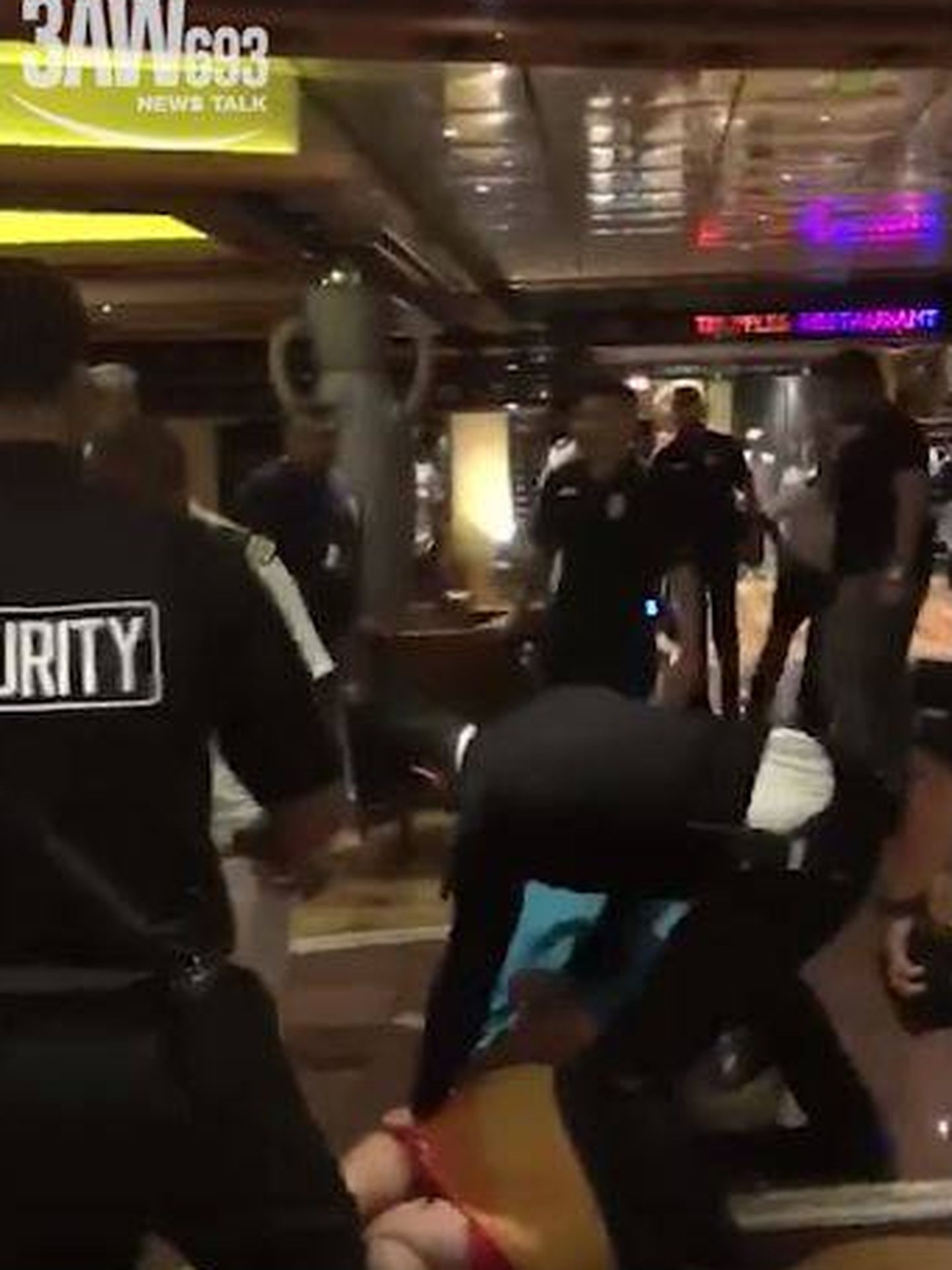 En el vídeo se aprecia cómo los guardias de seguridad del crucero la emprenden a patadas contra varios pasajeros.