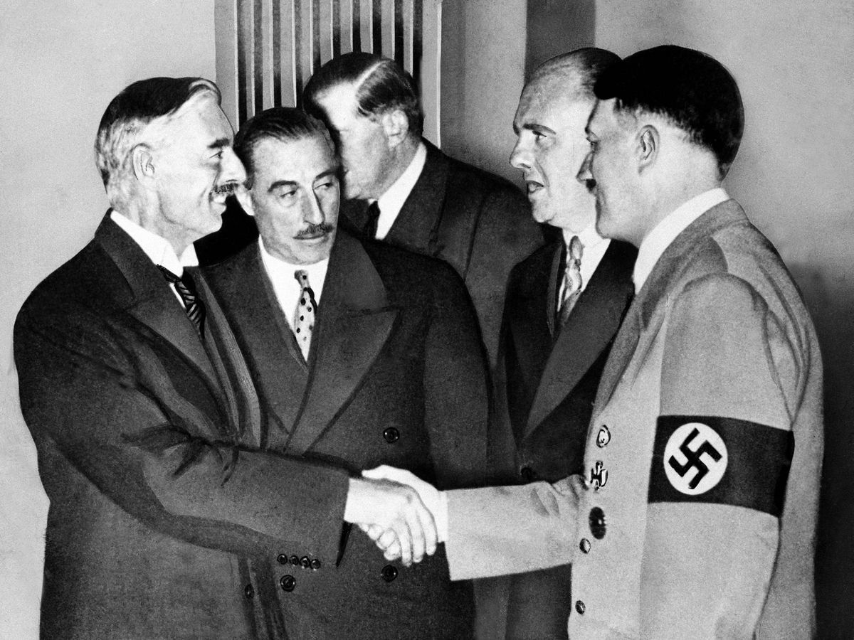 Foto: El apretón de manos entre Chamberlain y Hitler en Múnich 1939 que cambió la historia. (Cordon Press)