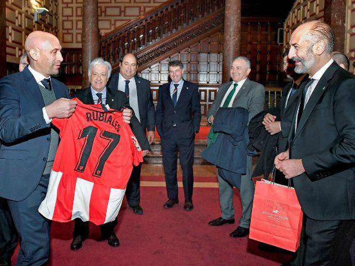 Rubiales recibe una camiseta con su nombre durante su visita al presidente del Athletic. (EFE)