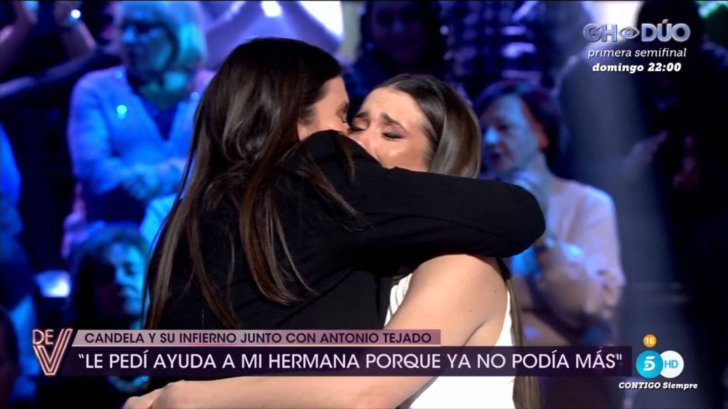 Candela Acevedo abraza a su familiar en '¡De viernes!'. (Mediaset)