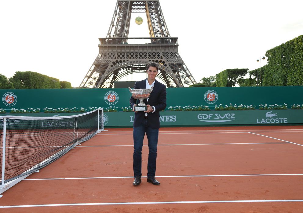 Foto: Rafa Nadal posa con el trofeo de Roland Garros, un trofeo que ha ganado en ocho ocasiones. (Gtres)