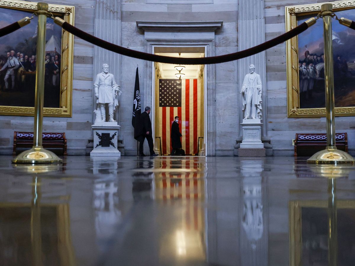 Foto: Personal de seguridad en el Capitolio se prepara para la visita de Joe Biden este jueves. (Reuters)