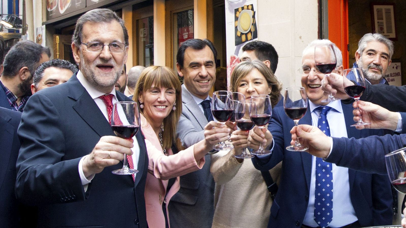 Foto: El presidente del Gobierno en funciones, Mariano Rajoy, en la calle Laurel de Logroño. (EFE)