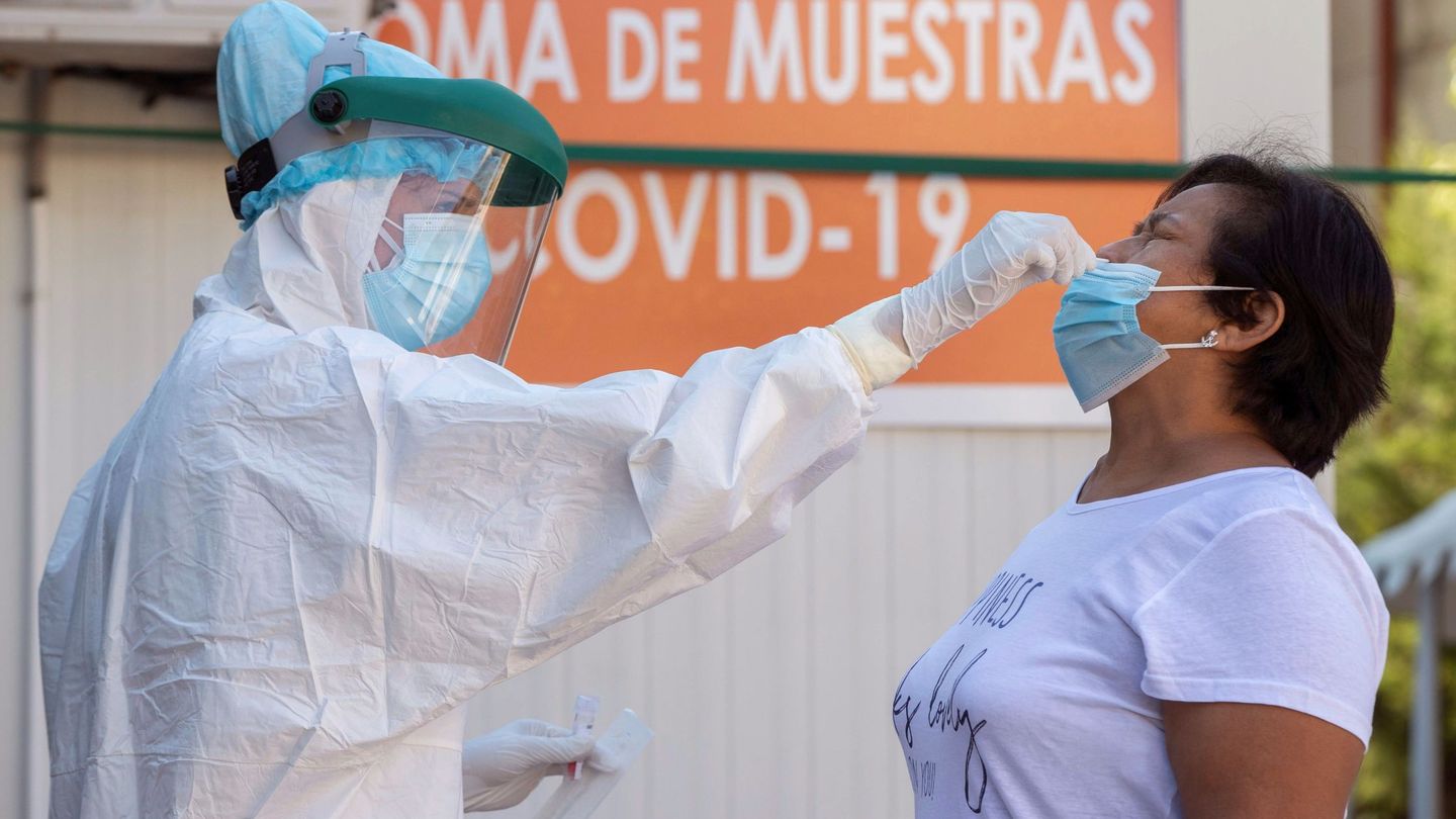 Una enfermera realiza una prueba PCR a una mujer en el punto instalado en el municipio de Jumilla (Murcia), el pasado día 12. (EFE)