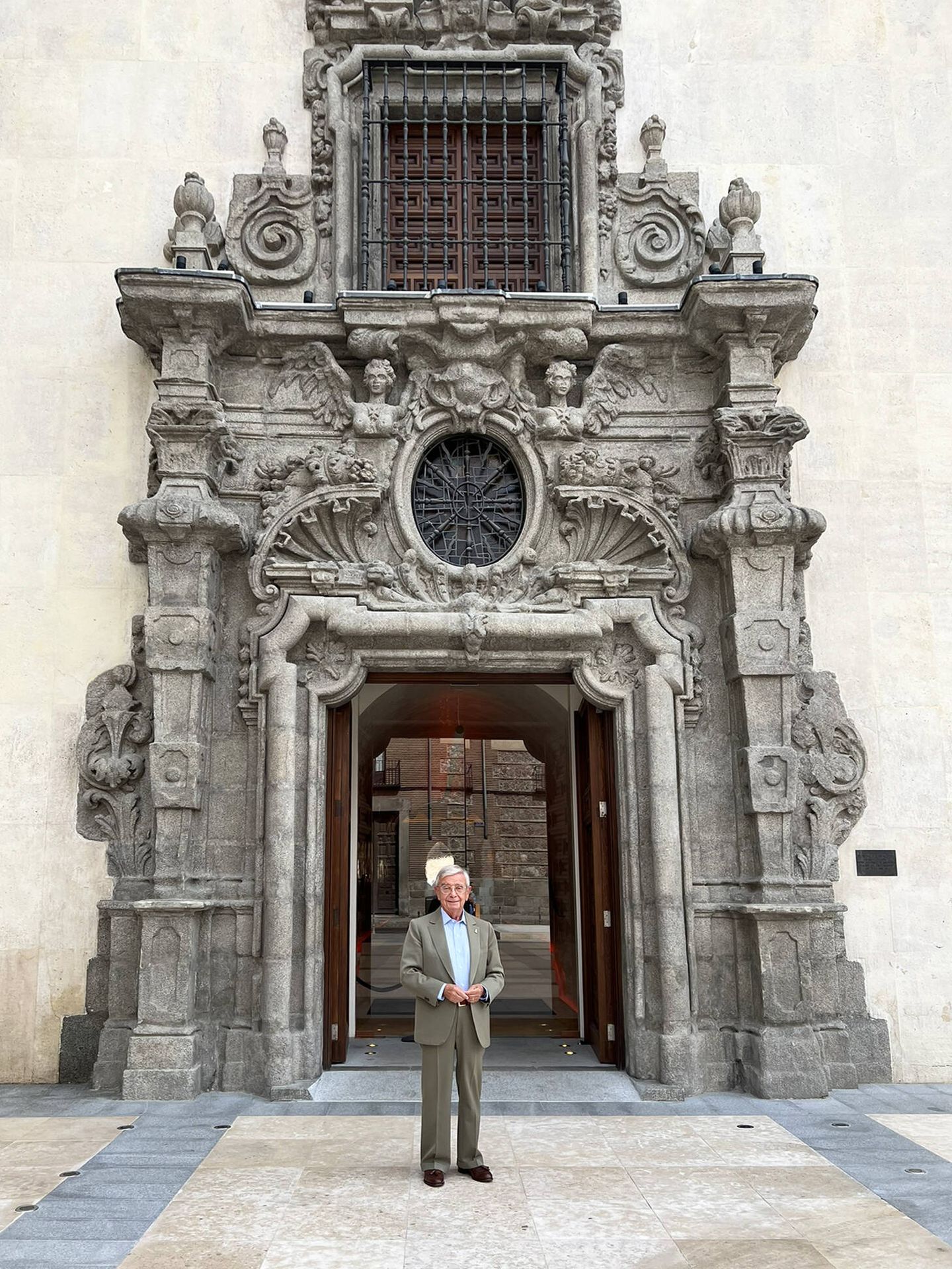 Rafael Ansón en la plaza de las Descalzas, delante de la portada barroca que lleva al restaurante Jerónimo. (Rafael Ansón)