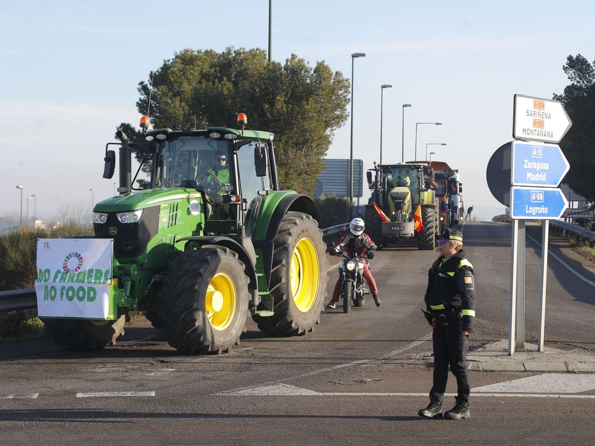 Foto: Las protestas agrícolas mantienen cortadas grandes vías. (EFE/Javier Cebollada)