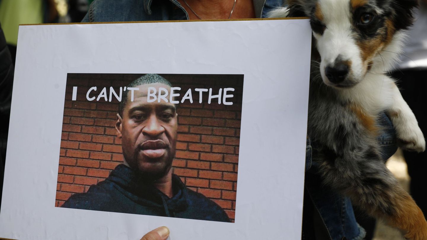 Un cartel con la cara de George Floyd durante las protestas de Minesota. (Reuters)