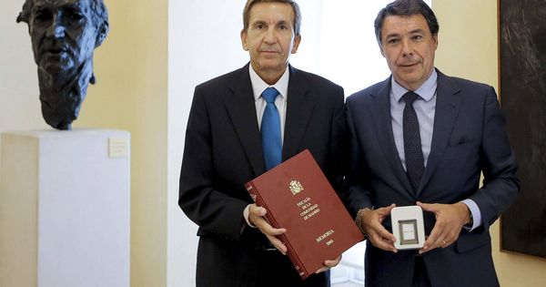 Foto: Ignacio González recibe del fiscal jefe Madrid, Manuel Moix, la Memoria de actividad de la Fiscalía del Tribunal Superior de Justicia de Madrid (TSJM) relativa al año 2013 (septiembre del 2014). (EFE)