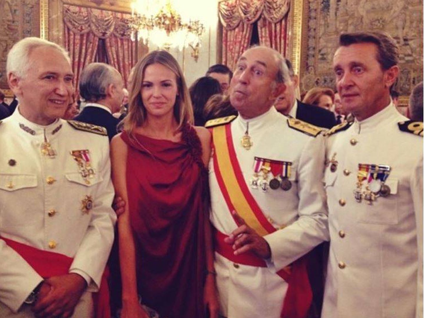 La novia, Martina Jáudenes, durante la recepción en el Palacio Real posterior a la Proclamación. 