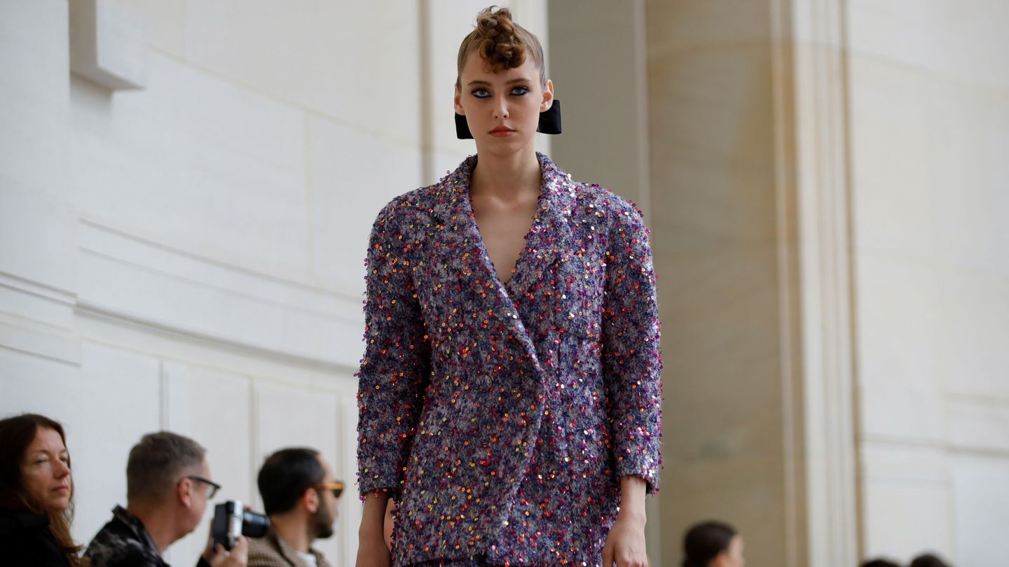 Traje de tweed de la última colección de Chanel. (Reuters)