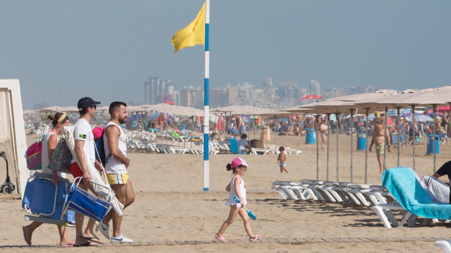 Una familia acude a la playa en los primeros días de agosto. (D.B.)