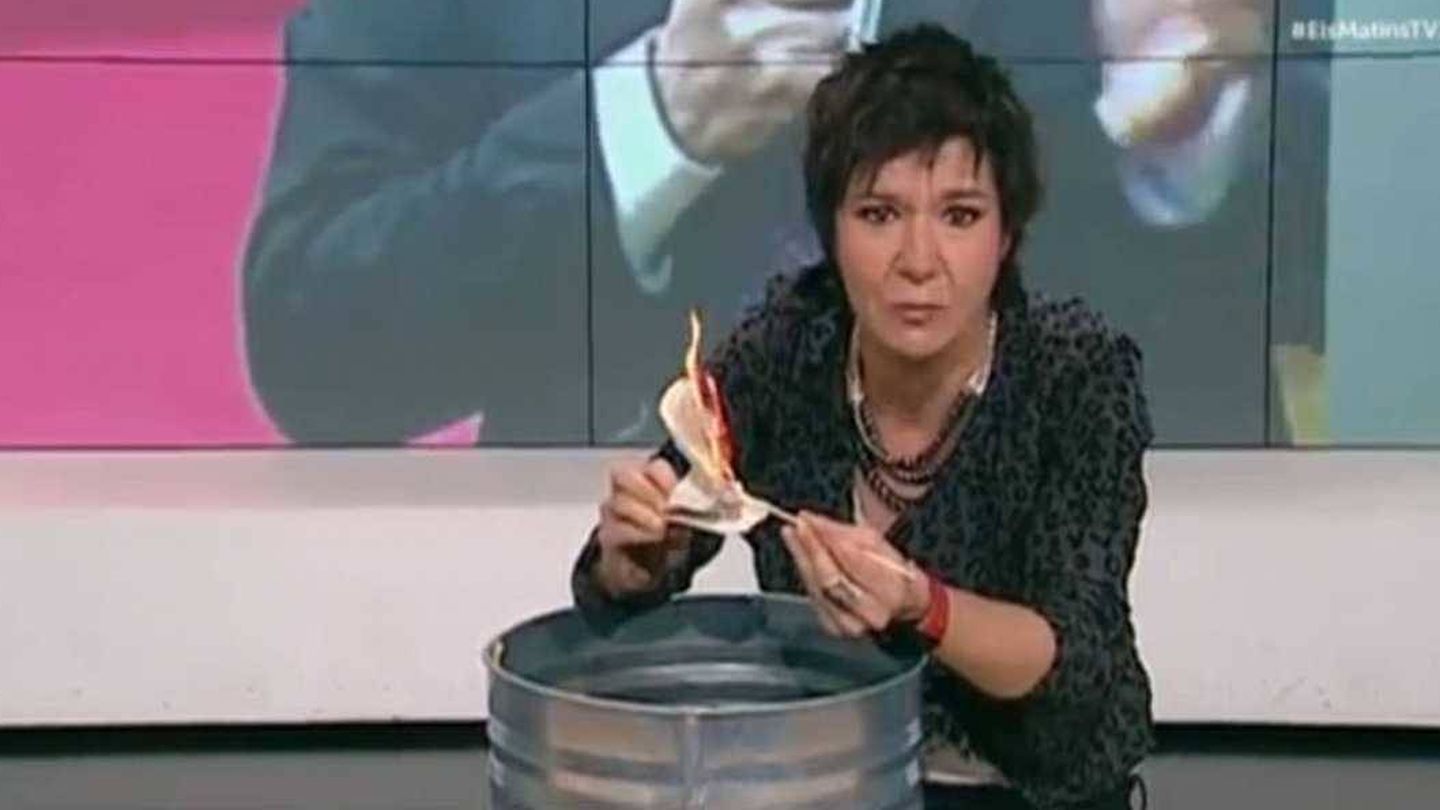 La periodista Empar Moliner quemó una Constitución en directo en abril de 2016.