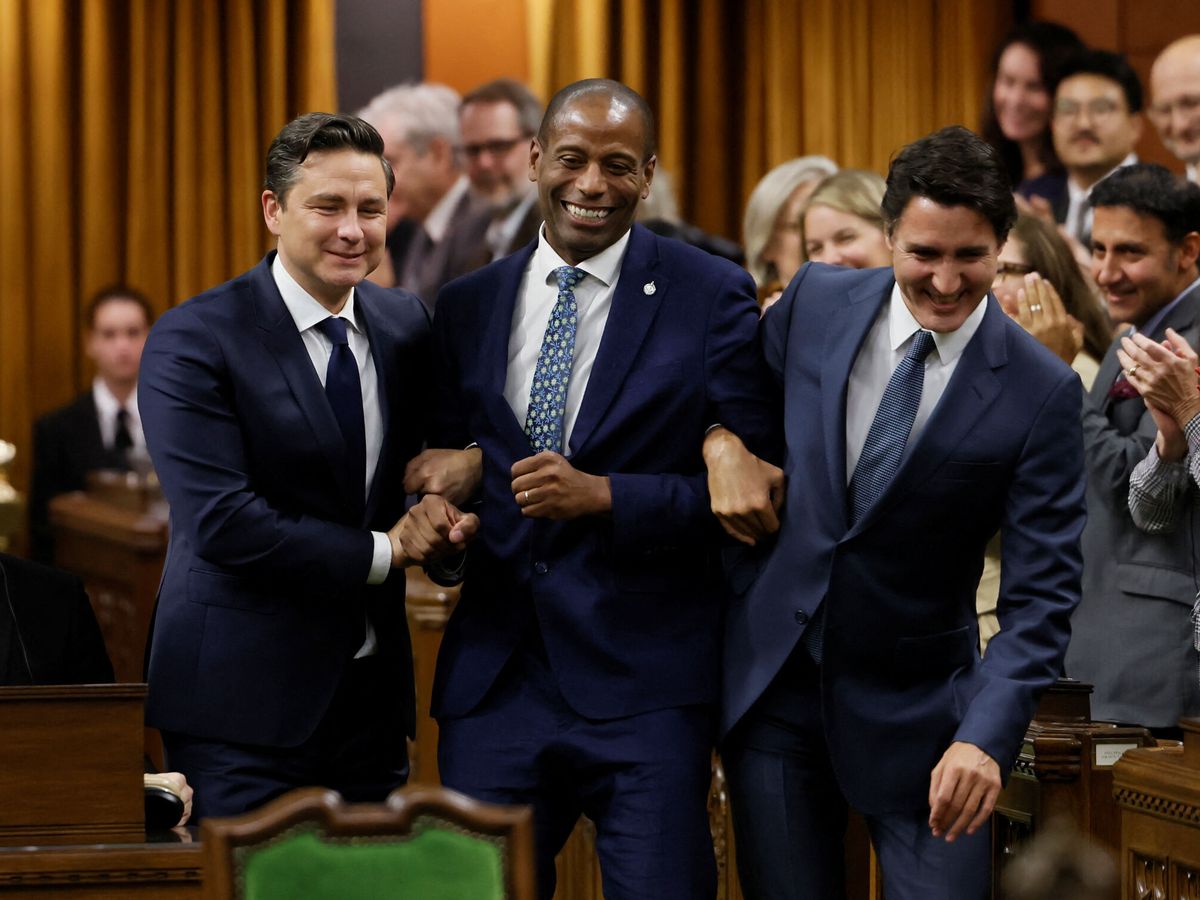 Foto: Justin Trudeau y Pierre Poilievre "arrastran" a Greg Fergus, nuevo presidente de la Cámara de los Comunes de Canadá (REUTERS/Blair Gable)