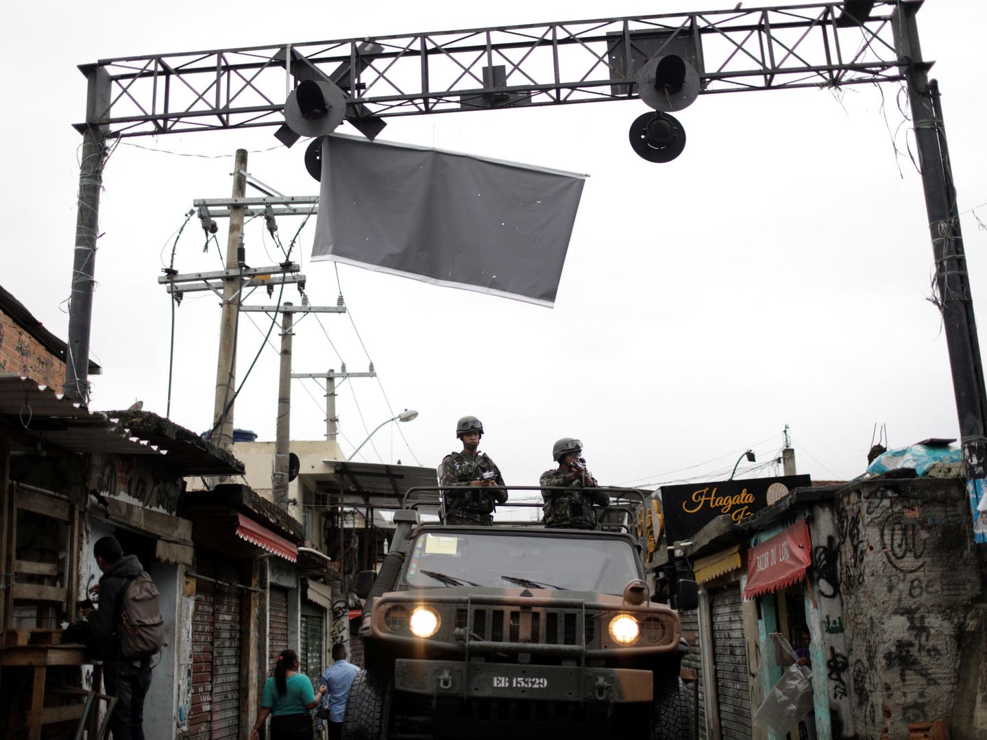 Militares patrullan durante una operación antinerco en la favela de  Manguinhos, en Río de Janeiro. (Reuters)