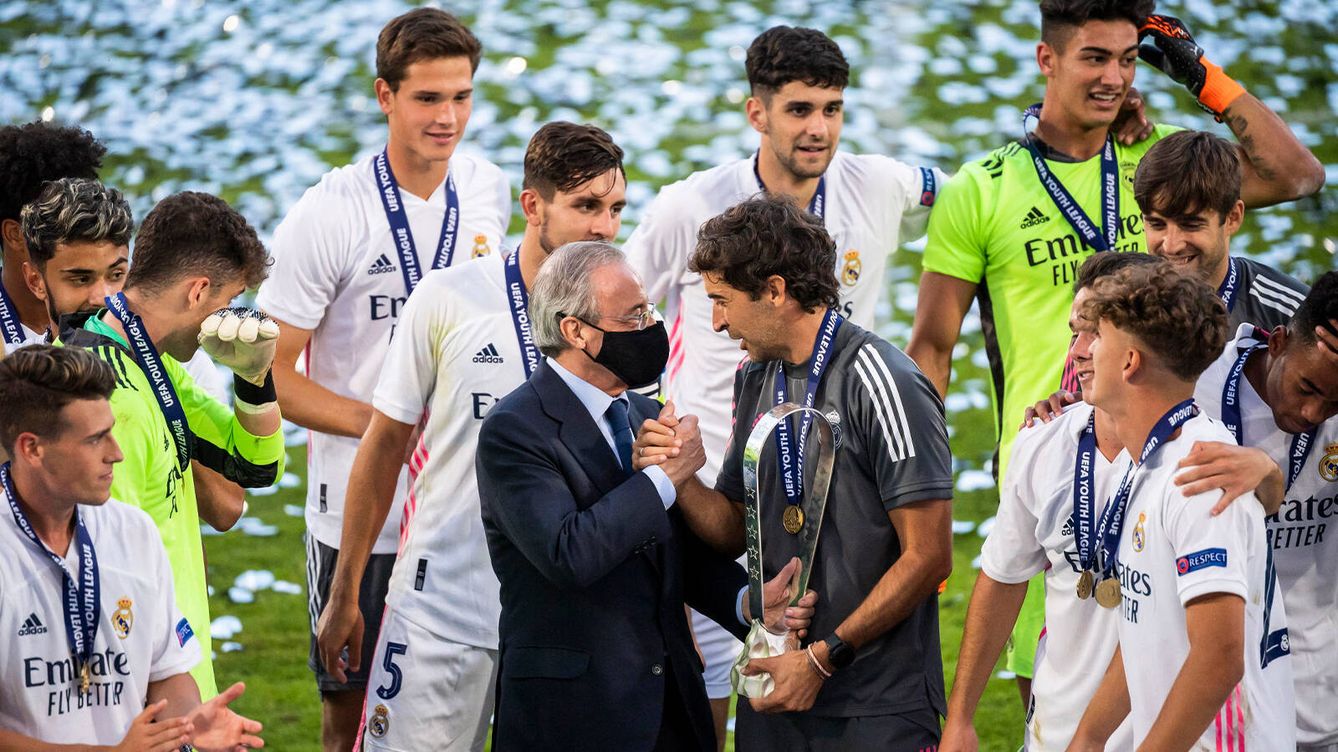 Foto: Florentino Pérez y Raúl celebran el triunfo en la final de la UEFA Youth League. (EFE)