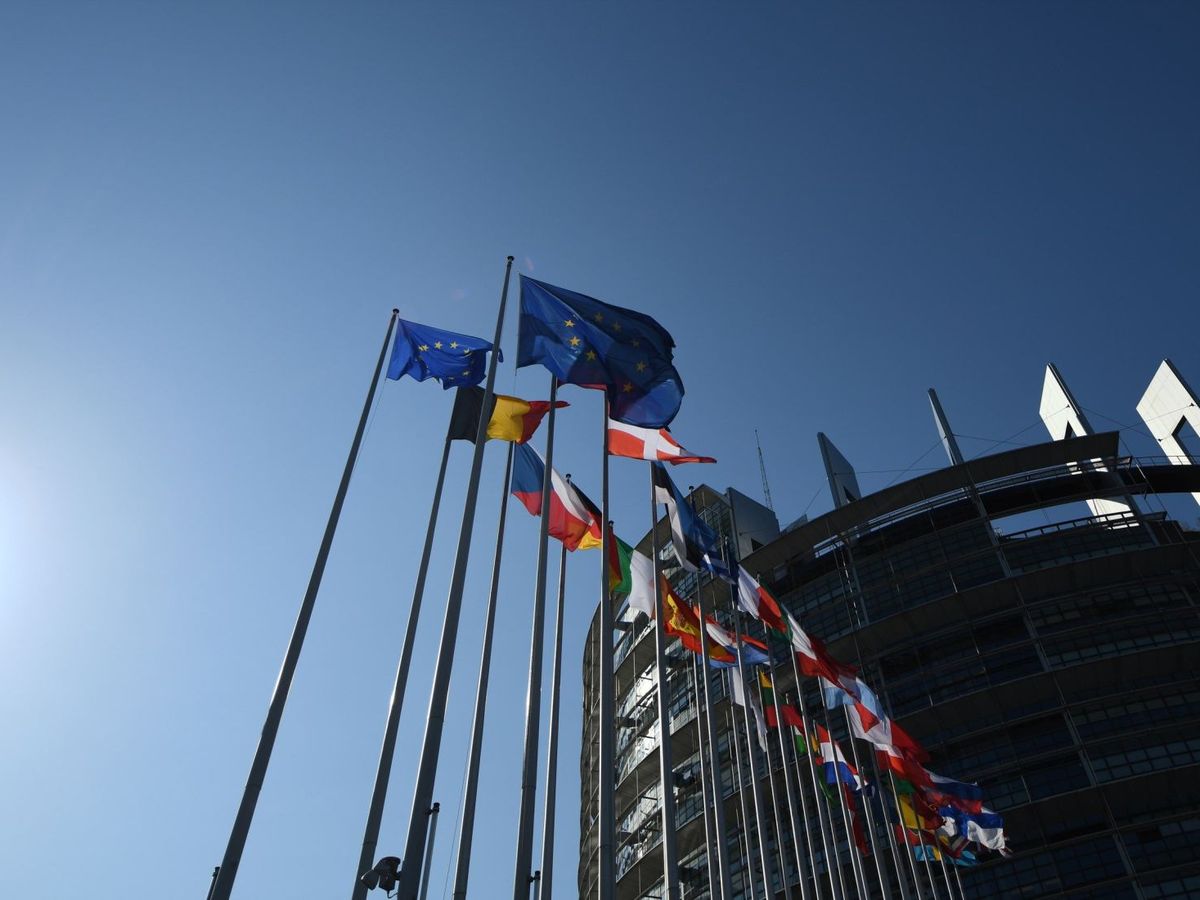 Foto: Vista exterior del Parlamento Europeo que muestra las banderas de los países miembro de la Unión Europea (UE). (EFE)