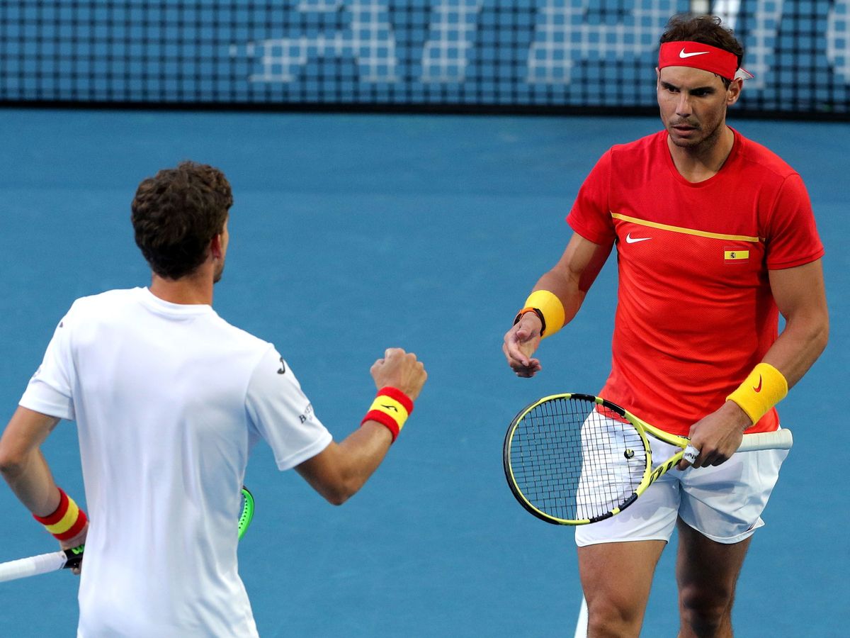 Foto: Rafa Nadal y Pablo Carreño celebran un punto en la ATP Cup. (EFE)