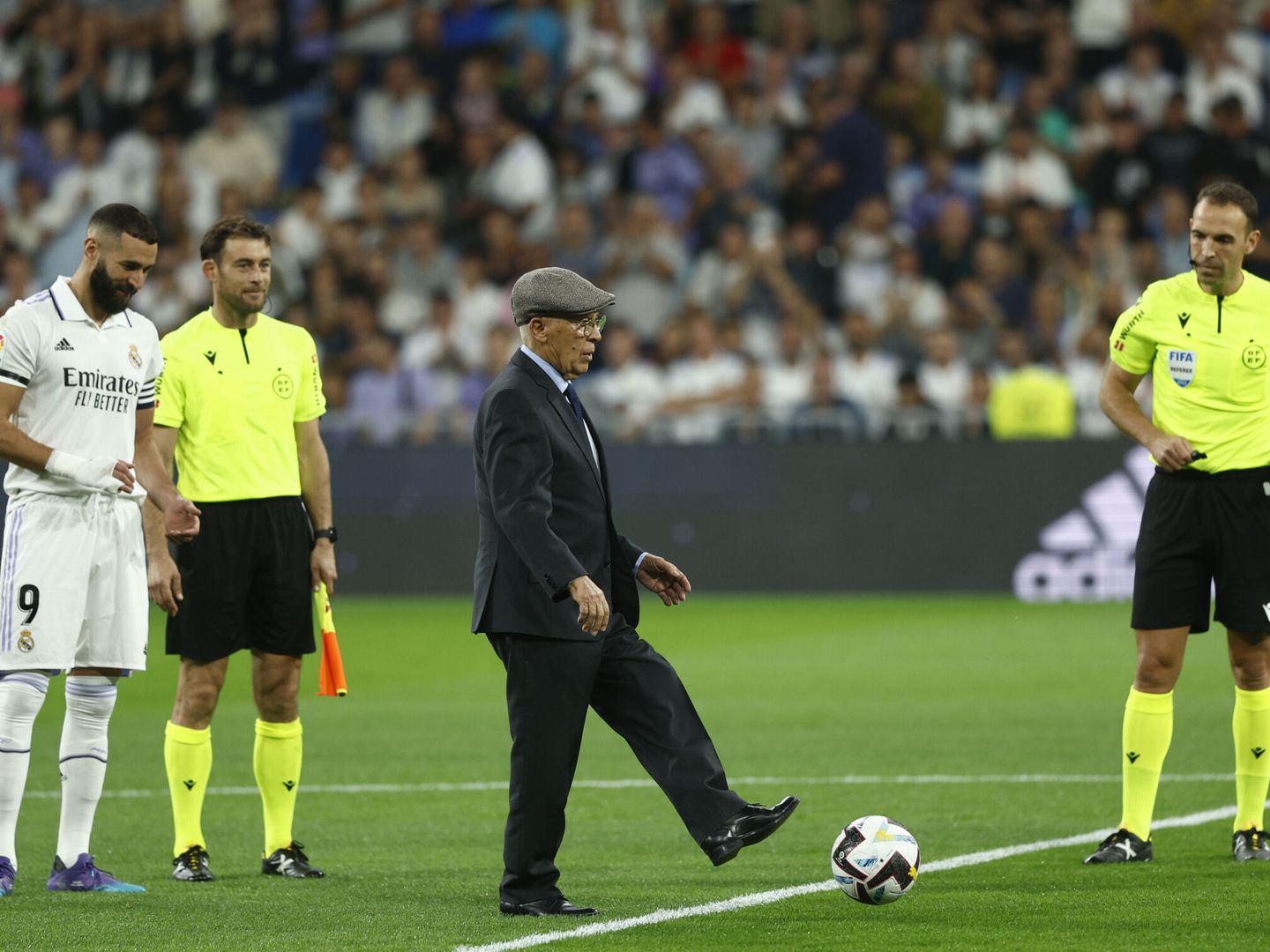 Amancio hace el saque de honor en el Bernabéu como homenaje tras ser nombrado presidente de honor.