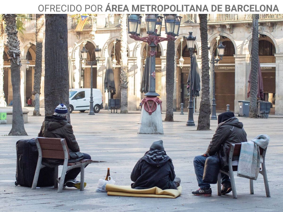 Foto: Tres personas sin hogar permanecen sentadas en la plaza Real de Barcelona. (EFE)