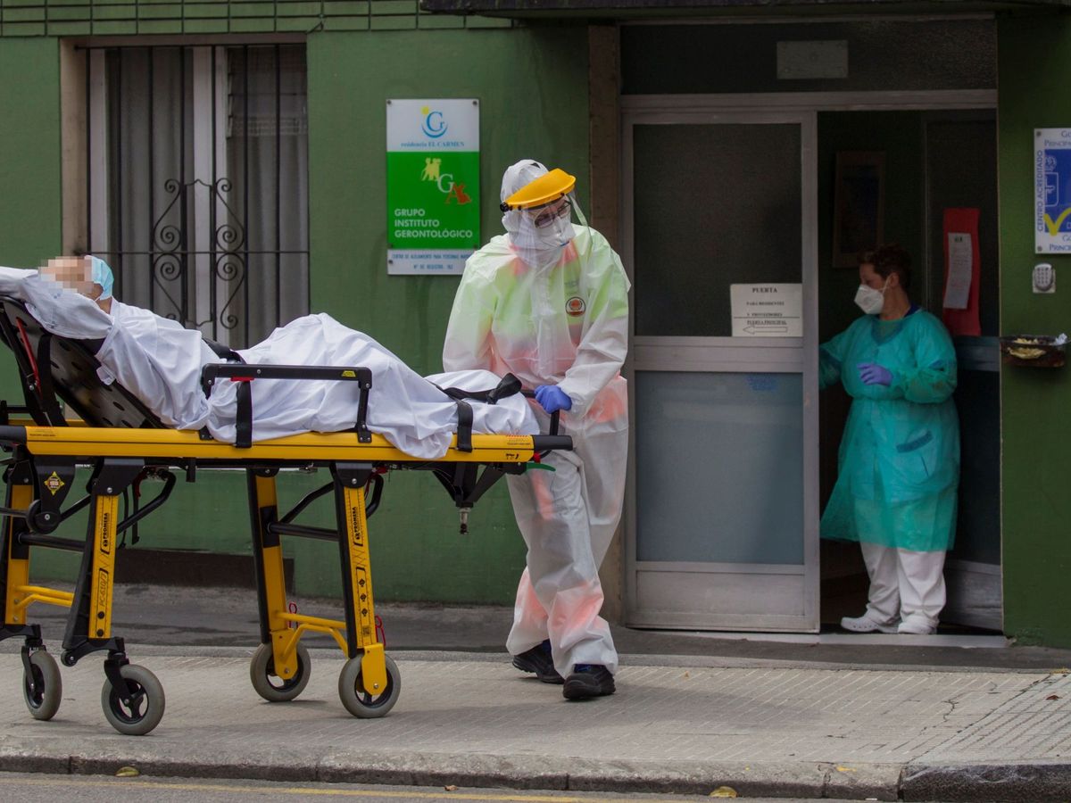 Foto: Personal sanitario recogiendo a ancianos de la residencia El Carmen, Gijón. (EFE)