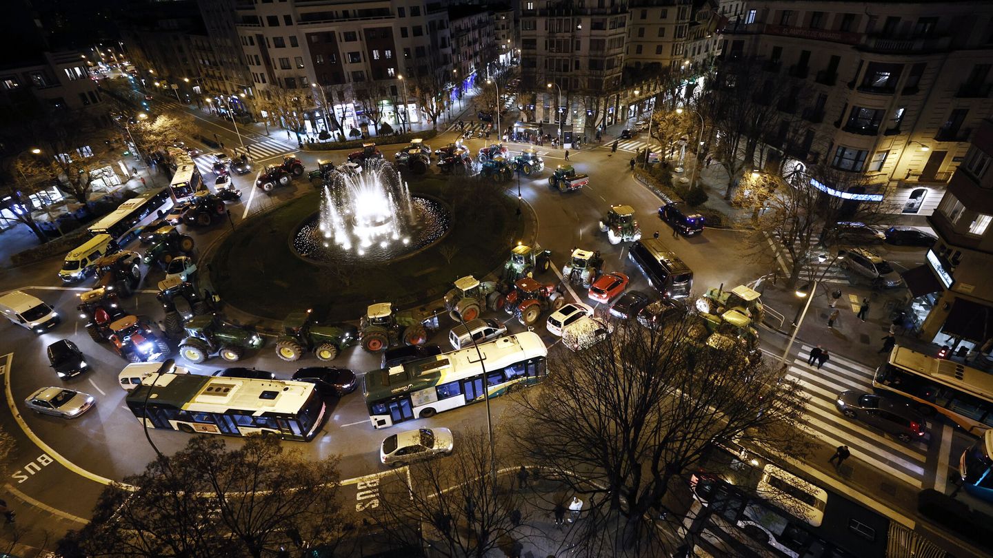 Los tractores, en el centro de Pamplona, en plena noche. (EFE/Jesús Diges)